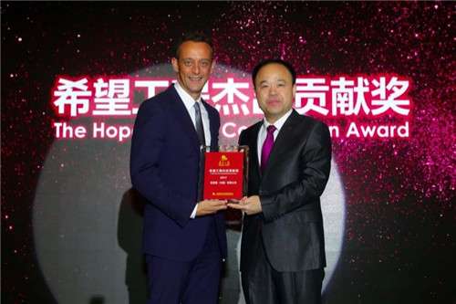 中国青基会副秘书长杨春雷向欧莱雅中国区总裁斯铂涵颁奖