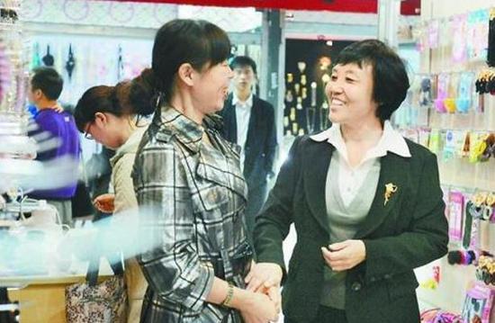 王焕荣(右一)图片来源于网络
