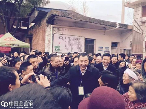 2016年4月4日，在巴东县官渡口镇火峰村参加农村信息赶集，赶集的老百姓为陈行甲拍下照片。