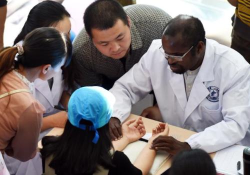 迪亚拉近期在云南基层卫生院开展义诊活动。