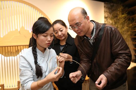 “茂林修竹”互动区，嘉宾与贵州赤水遗产地居民代表交流竹编技巧