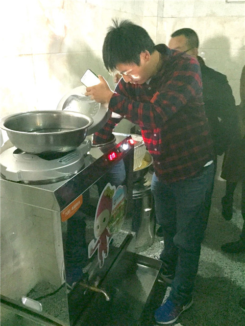 工程师指导安装使用商用豆浆机