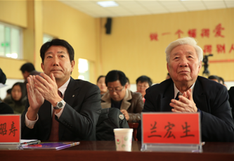 　日产（中国）投资有限公司执行副总经理 铃木昭寿先生（左）与北京市联合国教科文组织协会荣誉主席 兰宏生（右）出席启动仪式