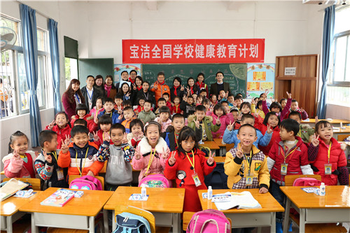 宝洁大中华区总裁亲自带着三十多位来自宝洁的“家人”，走进学生们的课堂