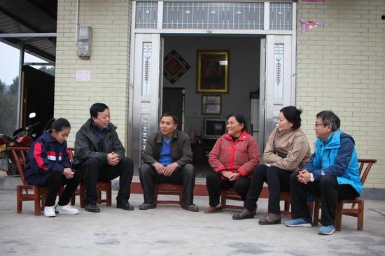 2017年11月底，基金会工作人员走访麻阳富洲学校“思源佑华教育移民计划”受助学生新居