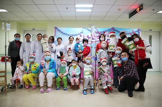 中国儿童少年基金会夏天基金志愿者和白血病患儿合影