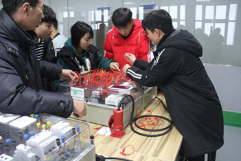 合作学校使用施耐德电气设备进行教学