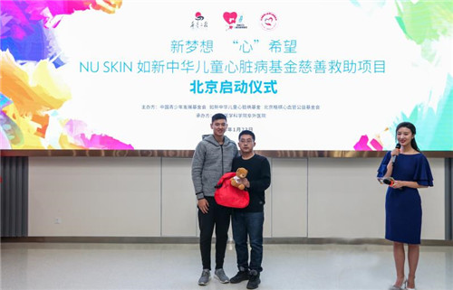 青春公益大使宁泽涛向首名受助患儿家长赠送给孩子的礼物