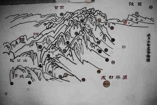 地震灾区现场拉回来的钢筋制作的汶川大地震的形式图