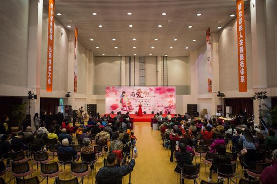 “与爱同行”文艺汇演直播活动在北京朝阳区恭和老年公寓举行