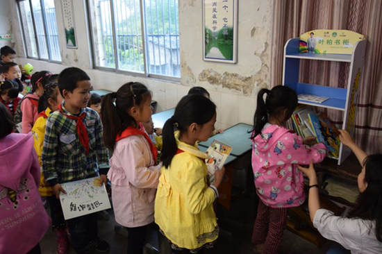 重庆万州河口完全小学的孩子们排队归还叶柏公益捐赠的绘本