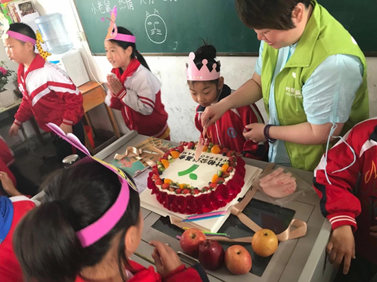 叶柏公益与河南平桥中山小学的孩子共同庆祝叶柏公益四周年