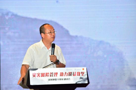 北京师范大学社会学院副教授韩俊魁发表《汶川地震以来社会组织响应自然灾害的思考》主旨演讲