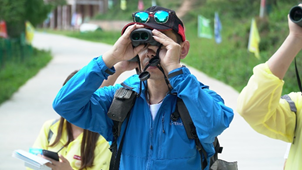 广汽丰田车主志愿者用望远镜观鸟