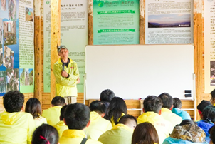 奚志农老师在向志愿者们分享影像保护的力量