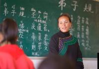 2003年，她放弃了城里的工作回到家乡，把自己家建成学校，用结婚彩礼装修教室，办出一所农村小学。