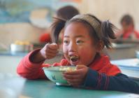 以前，孩子们中午可能要饿着肚子上课或者嚼冰冷的荞麦馍馍，现在，有了国家的营养餐