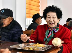 关注老年用餐，小饭碗的基调与大民生的幸福