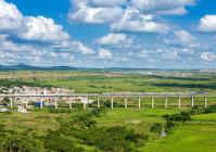 海南环岛高铁驶过澄迈县田野。