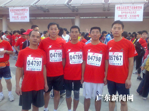 粤东饶平县黄冈镇大澳村有群特别的农民运动员，钟爱跑步的他们1月初参加了福建厦门国际马拉松赛，取得了喜人的成绩。图为村民们参加马拉松赛合影。