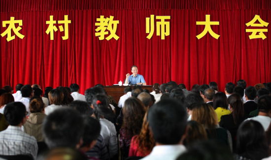 温家宝在河北张北县第三中学为广大农村教师作题为《一定要把农村教育办得更好》的报告