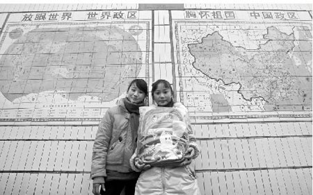 昨日,恩施鹤峰县中营茶园小学,同学开心地捧着新书包。 傅坚 摄