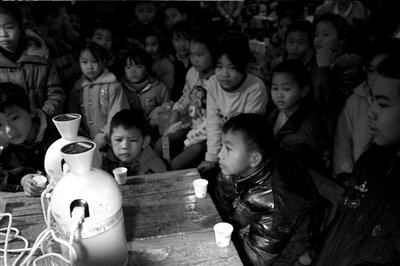 马山县白山镇玉业小学的孩子们观摩豆浆机如何工作
