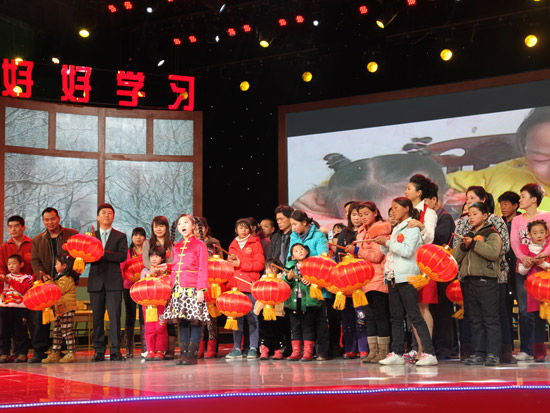 “CCTV《春暖2012》爱心家长会”于2012年1月20日在北京录制，将于2月4日在中央电视台经济频道19:30-21:20播出。上图为留守儿童与家长共同演唱《梦中的爸爸妈妈》。