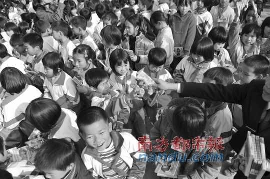 2000多本爱心图书让孩子们很开心。