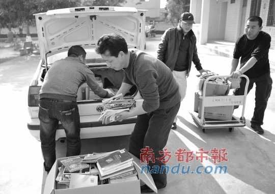 20多名志愿者来送书,最远的来自陕西西安。