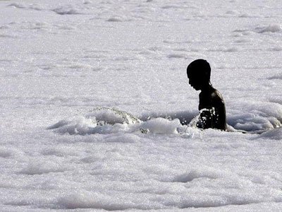 印度：被污染的河流更像一片雪原