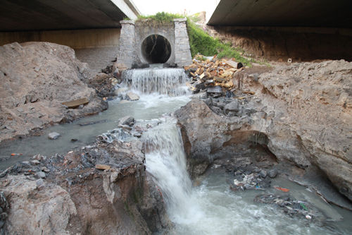 沿岸有大量污水流入，河南省驻马店市练江河变成了一条“酱油河”。图为一个排污口排放的化工废水。刘俊超摄