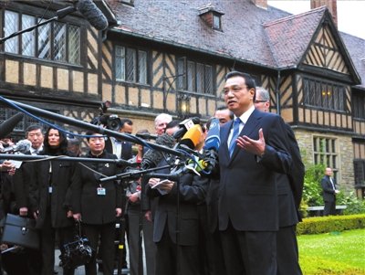 昨天,李克强在德国勃兰登堡州参观波茨坦会议旧址,并在参观后发表讲话。新华社发