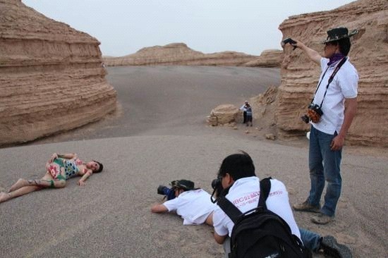 IBC公益志愿者在雅丹地貌拍摄“沙裸艺术”