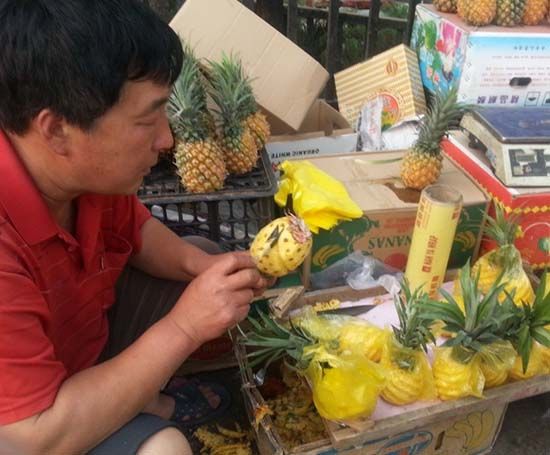 　　街边商贩用没有标识的黄色超薄塑料袋包裹削好的菠萝(国际食品包装协会供图)