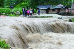 7月25日,因洪水冲毁道路,甘肃陇南市西和县大庄村群众被困在河对岸